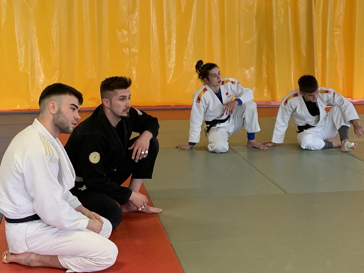 Ciprian Dumitru, da una clase en el Estadio Larrabie de Pamplona. 06-04-22